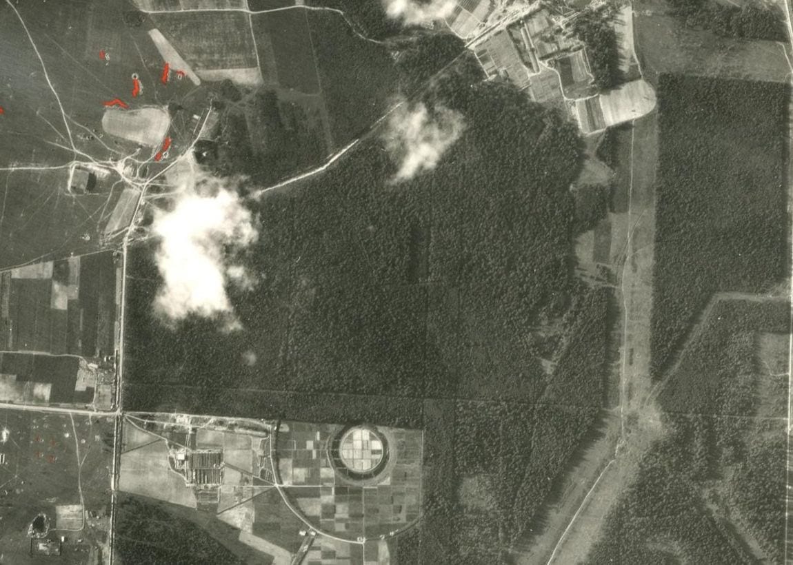 Немецкая аэрофотосъёмка 1942 года. Слева вверху лётное поле, самолёты на нём немецкие дешифровщики отметили красным. Внизу среди полей круглый пруд с островом, по расположению похожий на пруд Строкинского завода. Автор снимка неизвестен. 1942