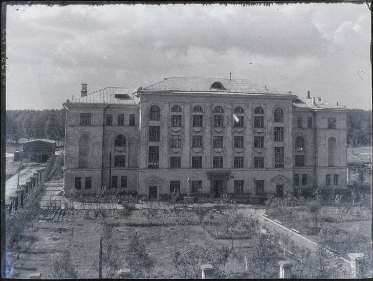 Школа № 447, построенная по проекту архитектора В. С. Попова. Госкаталог музейного фонда, автор неизвестен. 1949