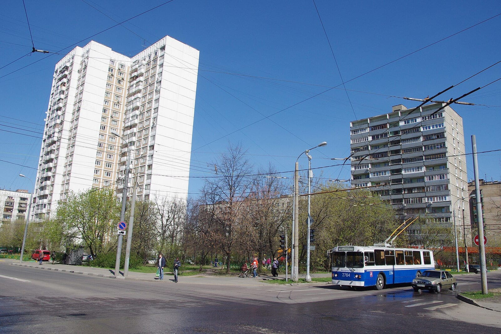 Перекрёсток 15-й Парковой улицы и Сиреневого бульвара в северной части района, застроенной после закрытия аэродрома. апрель 2014