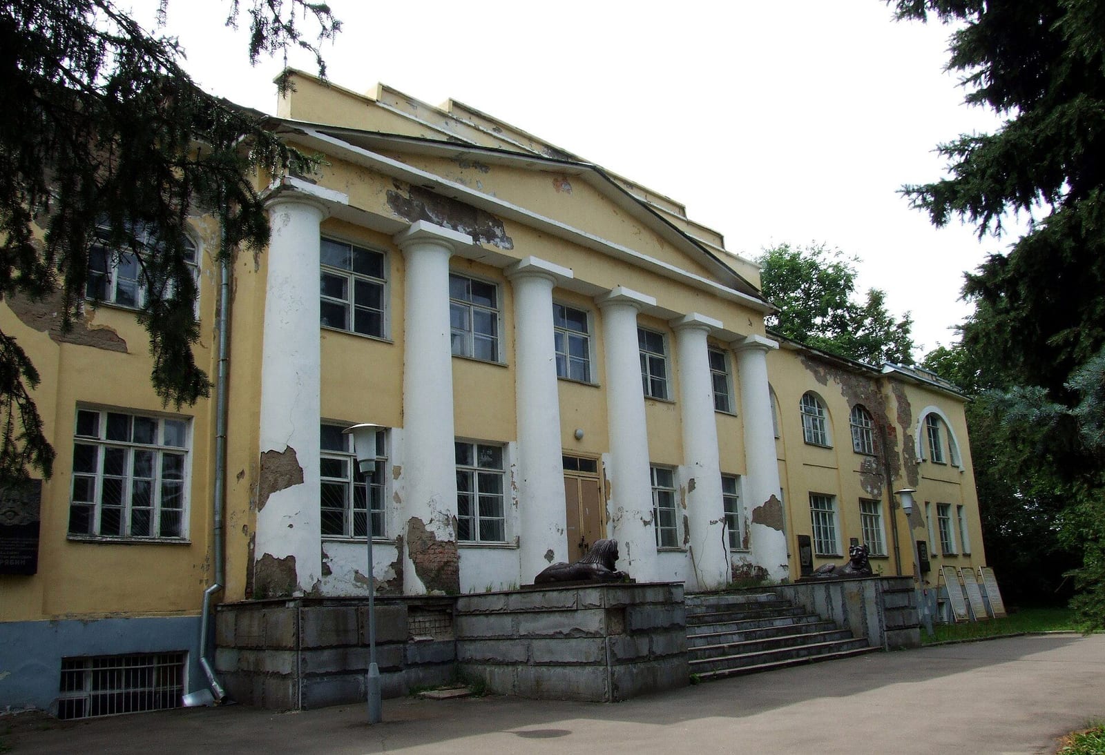 Здание Института экспериментальной ветеринарии в усадьбе Кузьминки. 2011