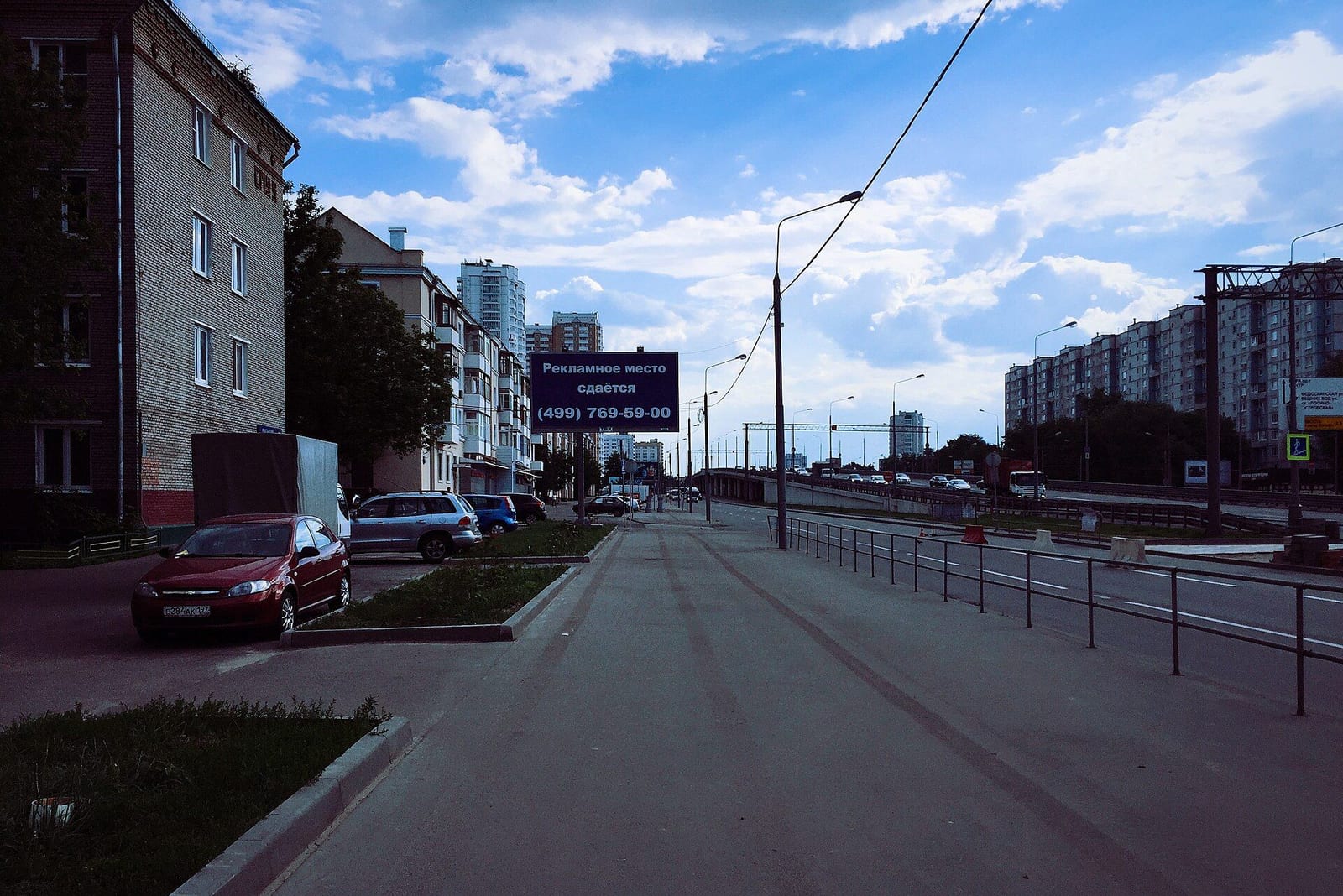 Ярославское шоссе, вид к центру от дома 132. По подписи автора снимка, следующие за ним дома 130 и 128 построены в 1937 году для городка Метростроя. июль 2015