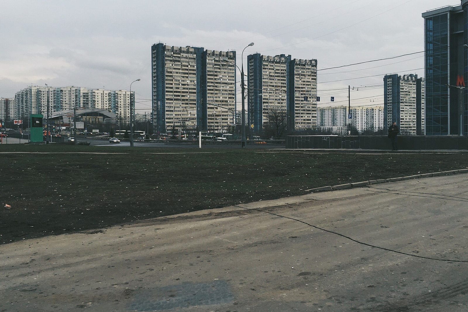 22-этажные дома у пересечения Новоясеневского проспекта с Тарусской и Ясногорской улицами. С 2018 года это место называется площадью Кима Филби. март 2015