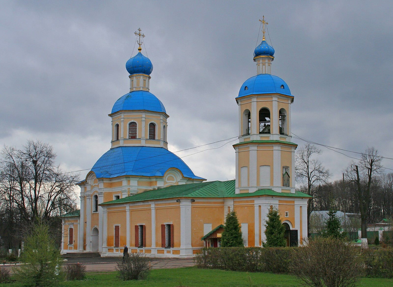 Церковь Петра и Павла в Ясенево, построенная в 1751–1753 годах. Колокольню и трапезную пристроили в XIX веке. апрель 2010