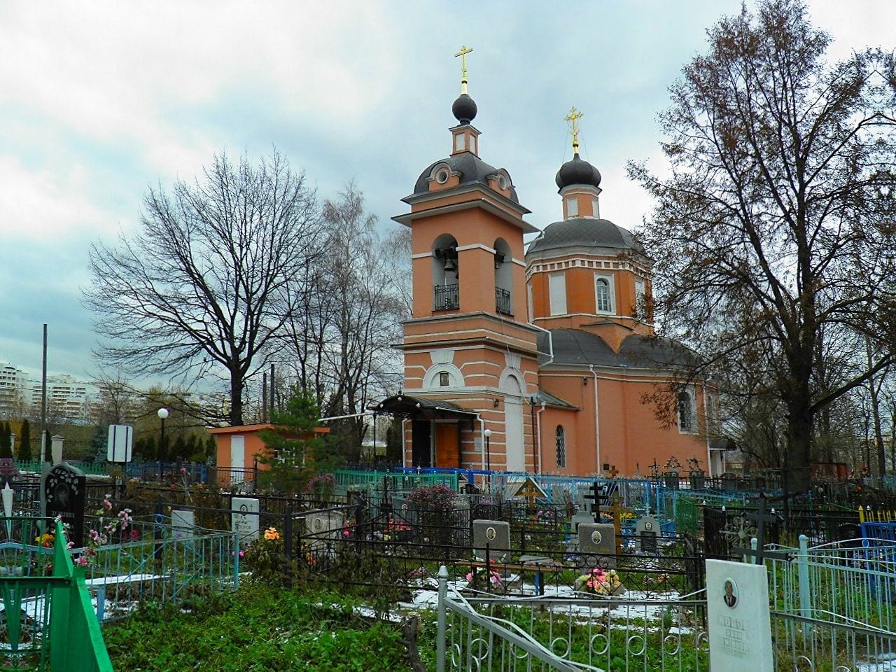 Церковь Рождества Христова посреди Черневского кладбища. ноябрь 2011