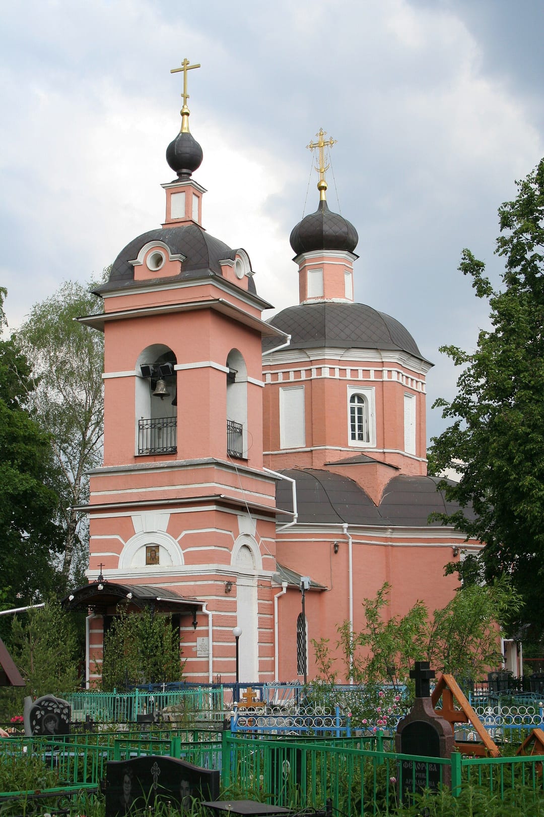 Церковь Рождества Христова в Чернево с колокольней XIX века, ещё в розовой окраске до реставрации 2022 года. май 2010