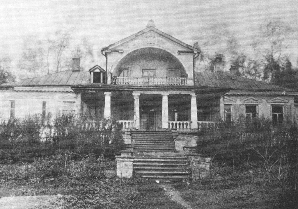Южный фасад усадебного дома в Медведково. После 1917 года в доме работали разные учреждения, потом магазин. 1932