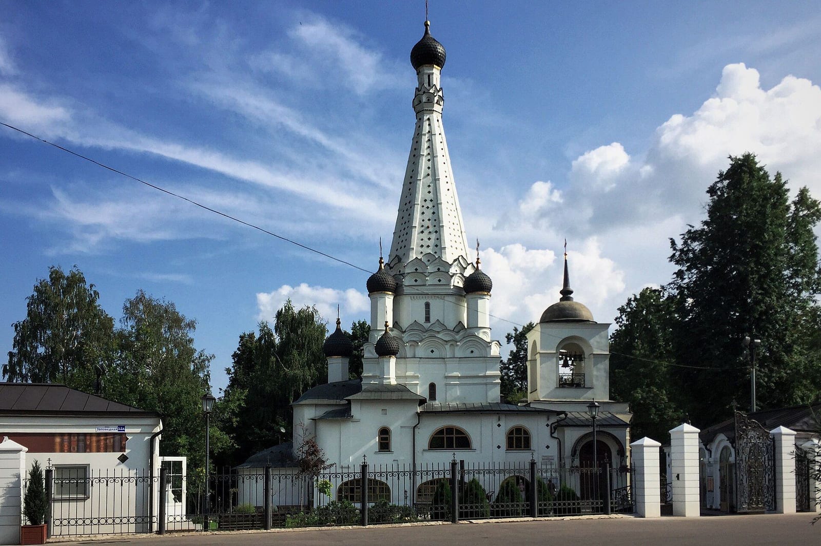 Церковь Покрова на Заповедной улице, 52А, памятник федерального значения. июль 2016