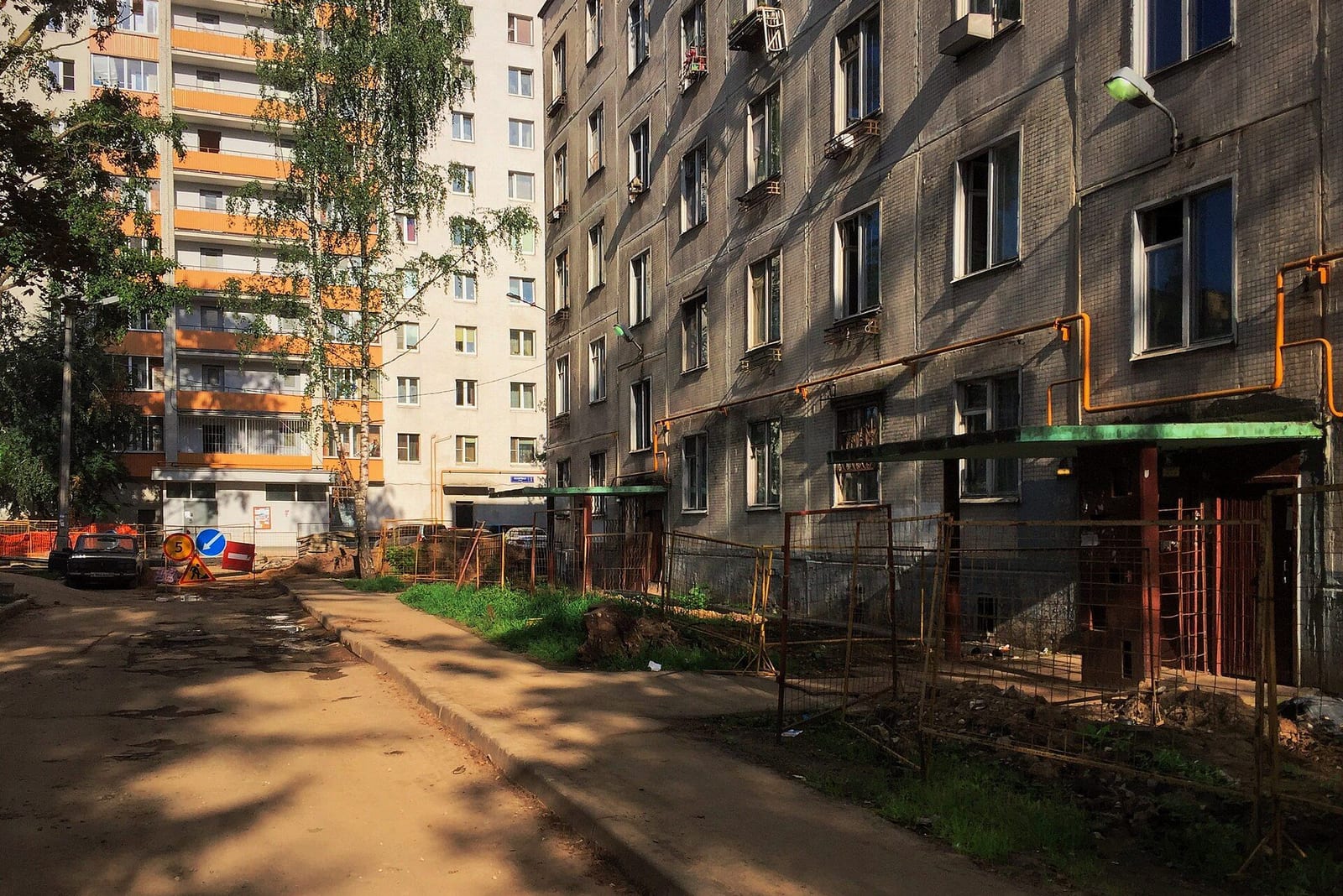 Пятиэтажка у проезда Дежнёва и Полярной улицы незадолго до сноса, рядом уже стоят новые дома. август 2016