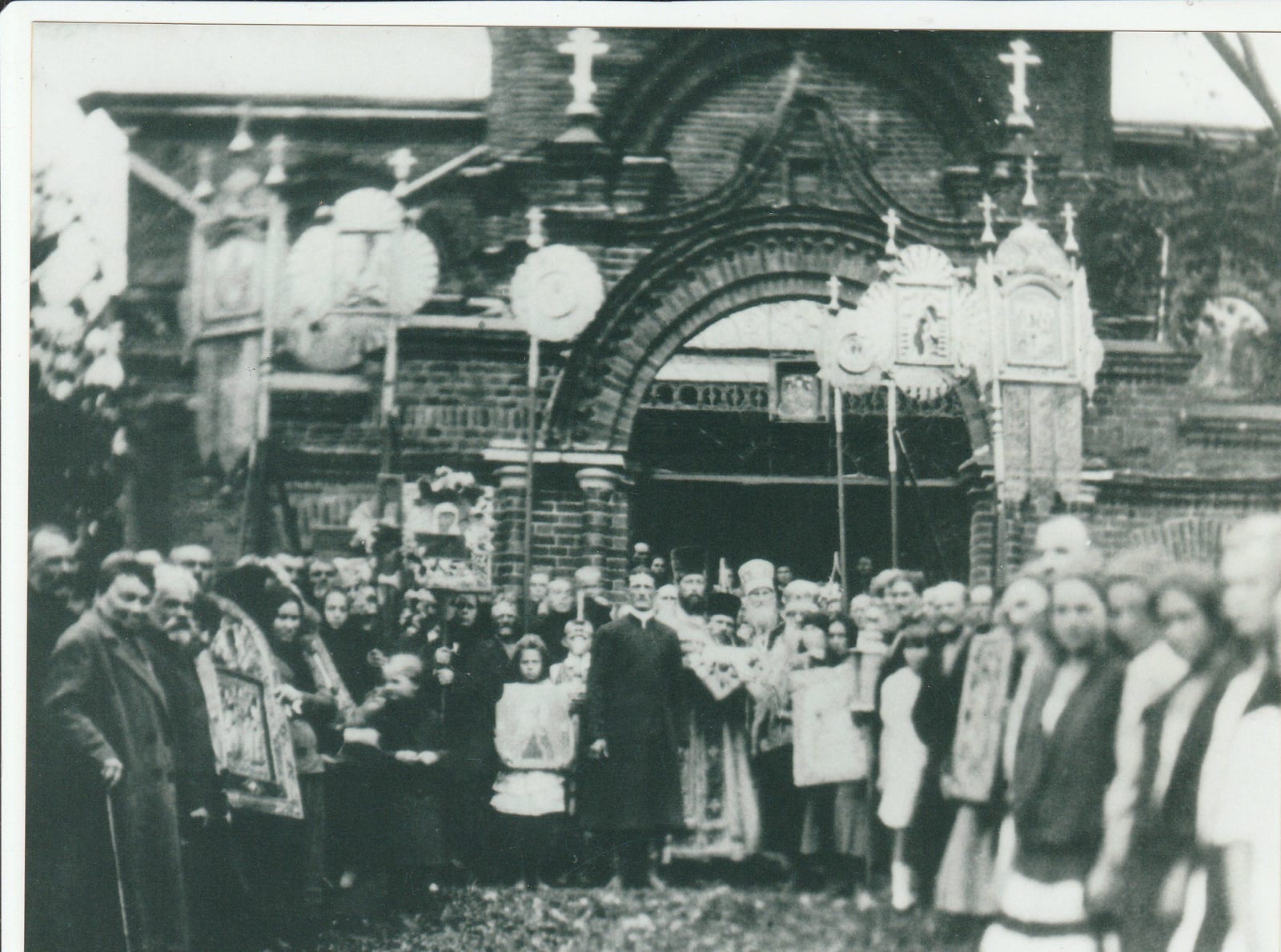 Жители Дегунино у храма в престольный праздник. Снимок из семейного архива. 1920-е