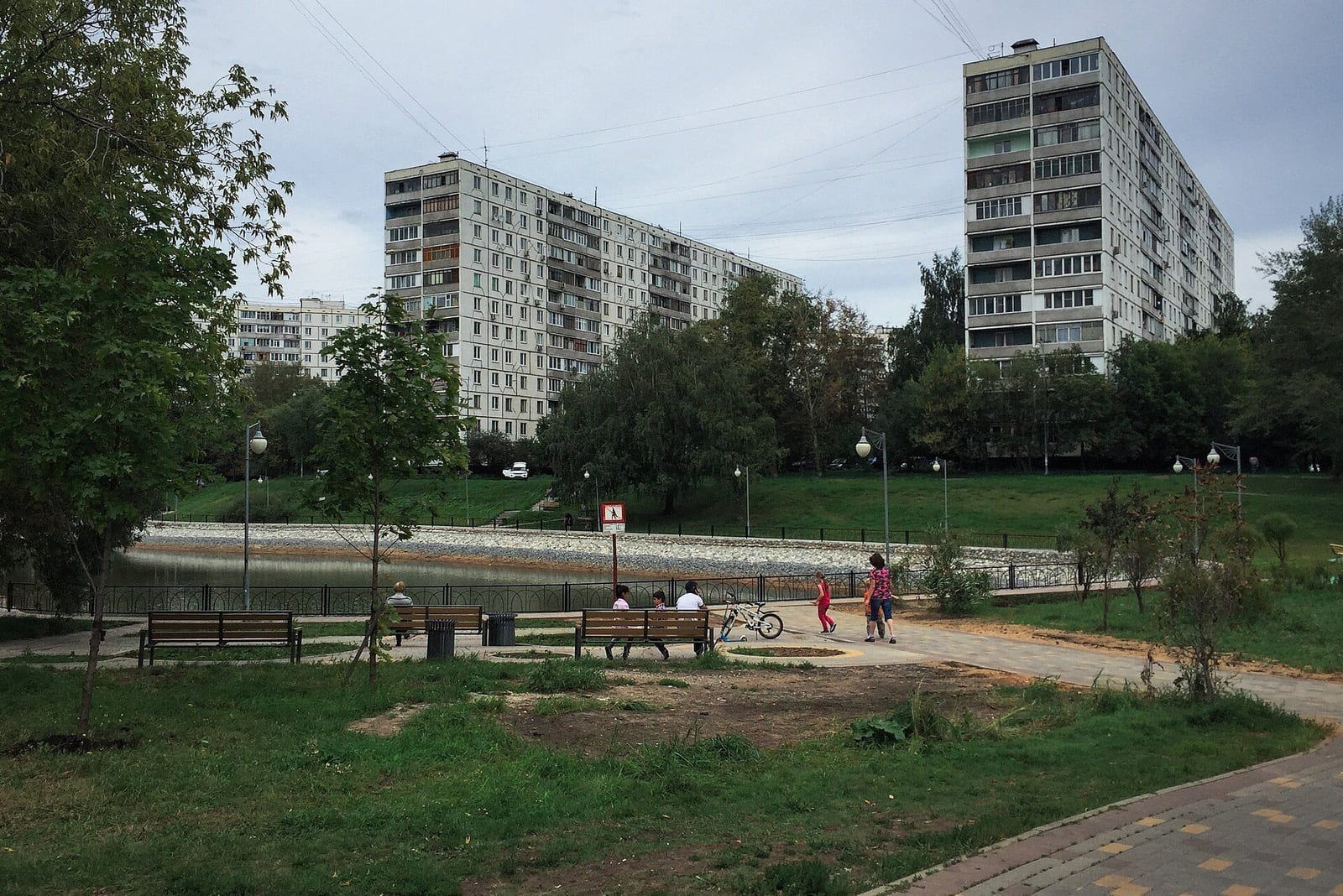 Дегунинский пруд, вид со стороны Путейской улицы. За ним дома 13 на Дегунинской улице, по подписи к снимку, 1978 года. август 2016